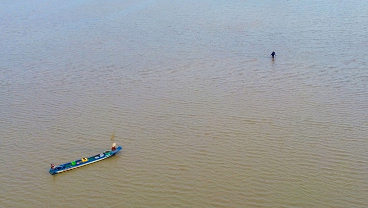 Dân miền Tây cười sảng khoái vì đặt lờ, kéo lưới rùng mùa nước nổi dính nhiều cá đồng - Ảnh 8.
