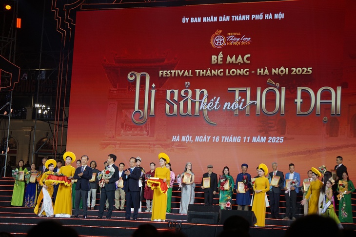 Trà đá vỉa hè, tiếng rao... lên sân khấu bế mạc Festival Thăng Long - Hà Nội 2025 - Ảnh 1.