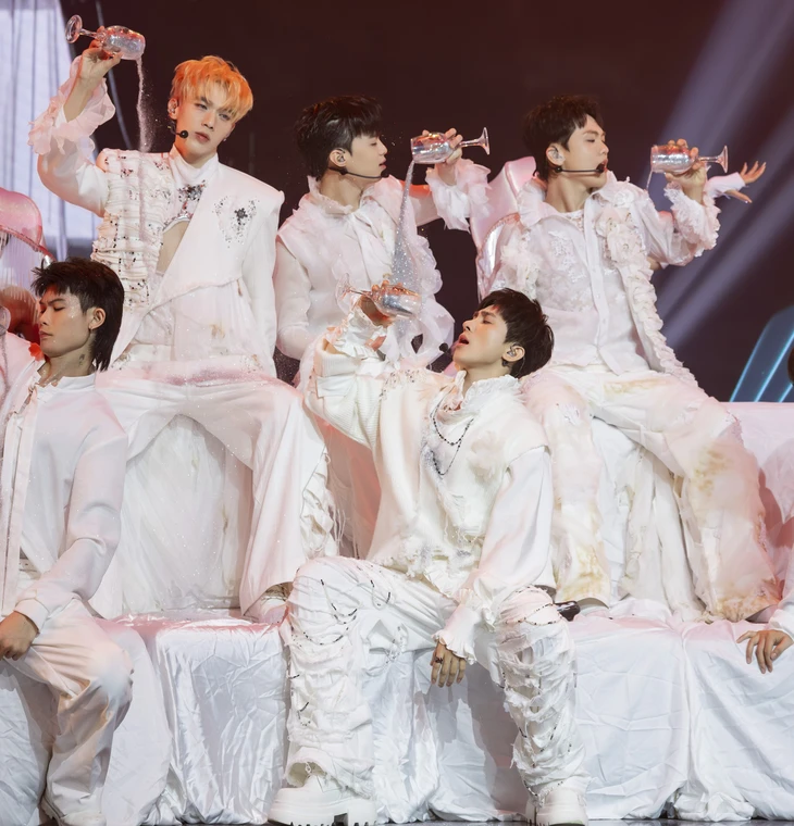 'Ở đây ai cũng thương con' trong Anh trai say hi nhớ về chiếc xe đông lạnh chở lao động nhập cư - Ảnh 7. 'Ở đây ai cũng thương con' trong Anh trai say hi làm nghệ sĩ khóc trôi cả phấn - Ảnh 7.