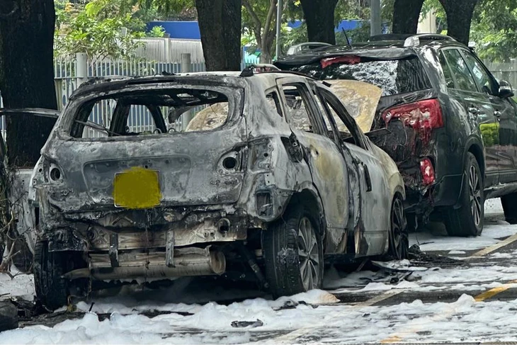 Ô tô bốc cháy ngùn ngụt trong khuôn viên chung cư ở Thảo Điền - Ảnh 2.