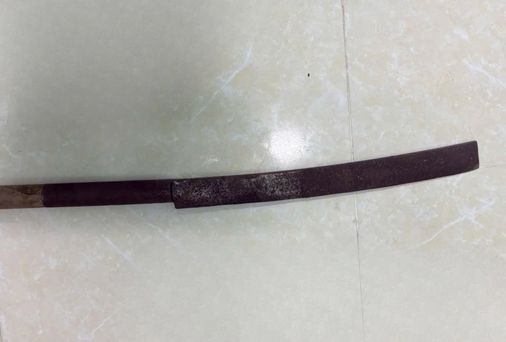 Hát karaoke quá giờ, người đàn ông bị hàng xóm chém bị thương - Ảnh 2.