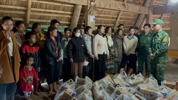 Đà Nẵng: Mở rộng phạm vi dời dân vùng sạt lở, bộ đội sẵn sàng dựng lán, nhường nhà cho dân - Ảnh 2.