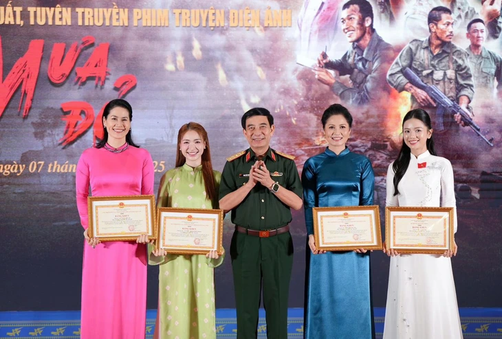 Phim 'Mưa đỏ' chiếu trực tuyến miễn phí từ ngày 17-11 - Ảnh 4. Phim Mưa đỏ chiếu trực tuyến miễn phí từ ngày 17-11 - Ảnh 4.