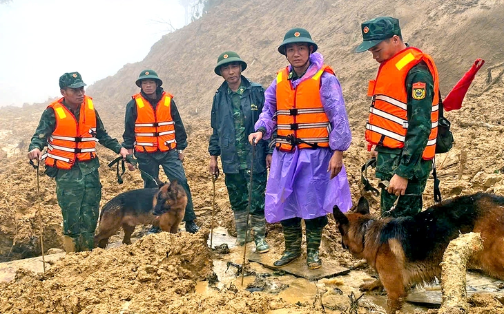 Mưa lớn trắng trời, nhiều xã miền núi ở Huế ngập cục bộ - Ảnh 4.