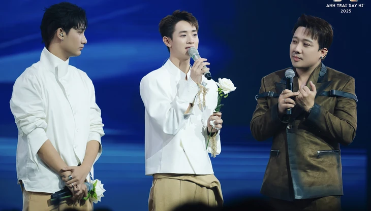 'Ở đây ai cũng thương con' trong Anh trai say hi nhớ về chiếc xe đông lạnh chở lao động nhập cư - Ảnh 1. Anh trai say hi - Ảnh 1.