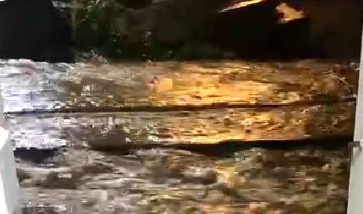 Ngập đường sắt Bắc - Nam đoạn qua Khánh Hòa, nhiều đoàn tàu tạm dừng lộ trình để đảm bảo an toàn - Ảnh 1. Ngập đường sắt Bắc - Nam đoạn qua Khánh Hòa, nhiều đoàn tàu tạm dừng lộ trình - Ảnh 1.