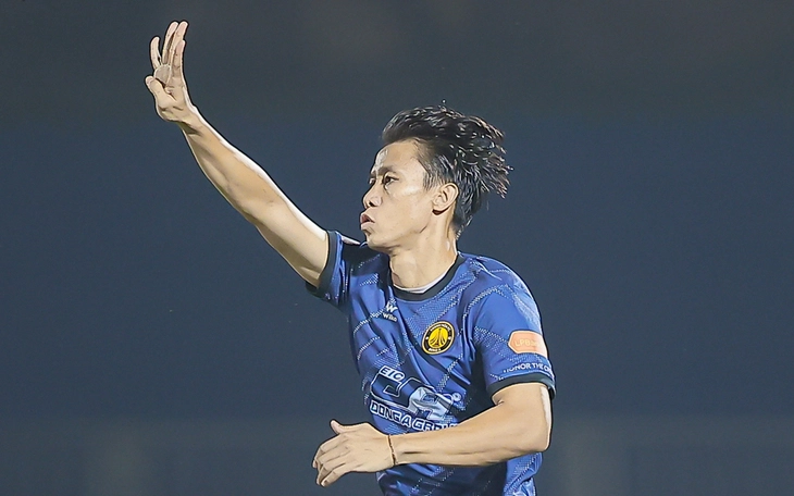 Trung vệ Gustavo nhập tịch thành công ở tuổi 30 - Ảnh 3.