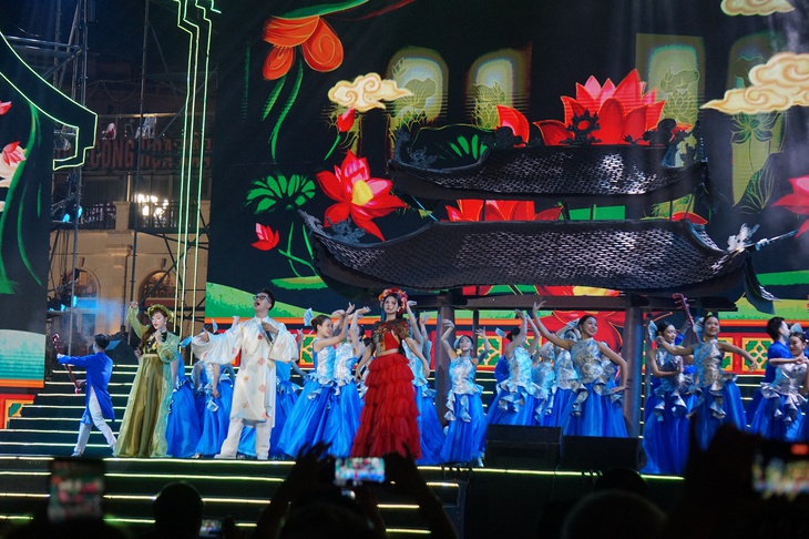 Trà đá vỉa hè, tiếng rao... lên sân khấu bế mạc Festival Thăng Long - Hà Nội 2025 - Ảnh 3.