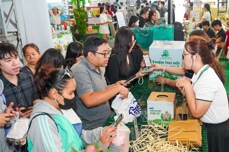 Hàng chục ngàn lượt khách ‘phủ xanh’ Ngày hội Việt Nam Xanh - Ảnh 1.