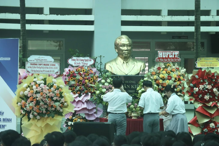 10 năm đáng tự hào của ngôi trường mang tên cố Thủ tướng Võ Văn Kiệt- Ảnh 3. Võ Văn Kiệt - Ảnh 4.