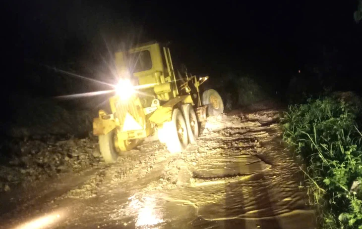 Miền Trung tiếp tục mưa lớn ba ngày tới, có nơi trên 850mm, lũ ở Huế đang lên - Ảnh 2. mưa lớn - Ảnh 2.