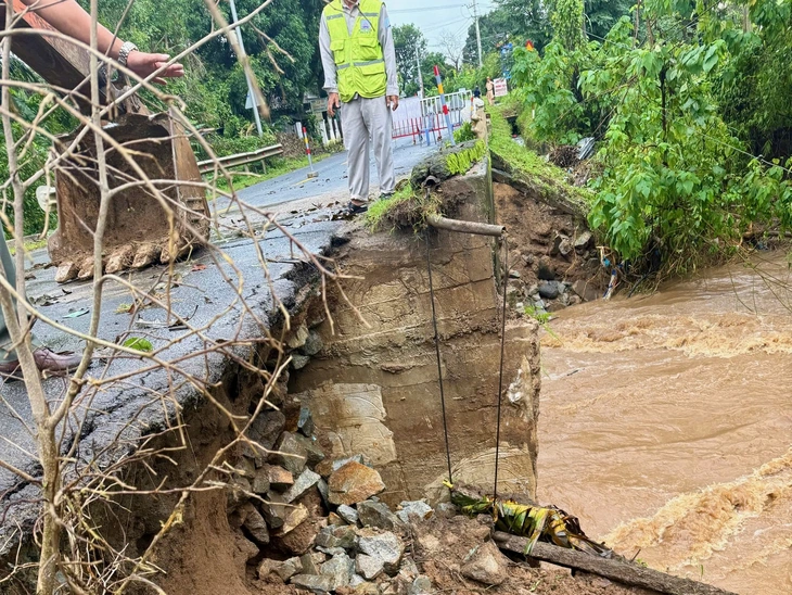Quốc lộ 29 nối phía đông và phía tây Đắk Lắk ngập nặng, chính quyền sơ tán dân tránh lũ- Ảnh 2. Quốc lộ 29 nối phía đông và phía tây Đắk Lắk ngập nặng, chính quyền sơ tán dân tránh lũ - Ảnh 2.