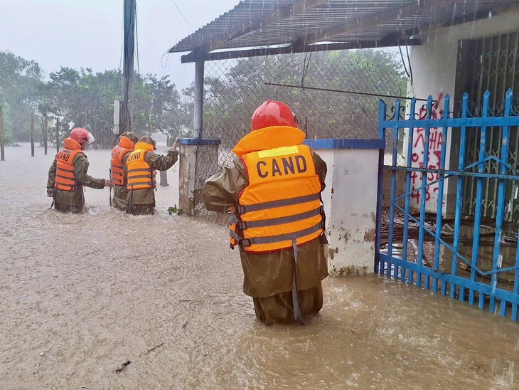 Quốc lộ 29 nối phía đông và phía tây Đắk Lắk ngập nặng, chính quyền sơ tán dân tránh lũ- Ảnh 1. Quốc lộ 29 nối phía đông và phía tây Đắk Lắk ngập nặng, chính quyền sơ tán dân tránh lũ - Ảnh 1.