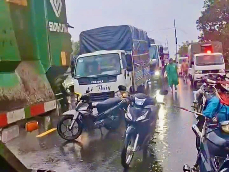 Quốc lộ 29 nối phía đông và phía tây Đắk Lắk ngập nặng, chính quyền sơ tán dân tránh lũ- Ảnh 7. Quốc lộ 29 nối phía đông và phía tây Đắk Lắk ngập nặng, chính quyền sơ tán dân tránh lũ - Ảnh 7.