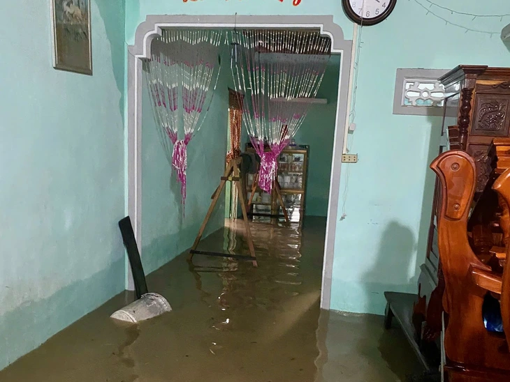 Quốc lộ 29 nối phía đông và phía tây Đắk Lắk ngập nặng, chính quyền sơ tán dân tránh lũ- Ảnh 8. Quốc lộ 29 nối phía đông và phía tây Đắk Lắk ngập nặng, chính quyền sơ tán dân tránh lũ - Ảnh 8.