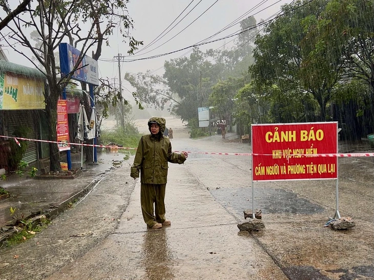 Quốc lộ 29 nối phía đông và phía tây Đắk Lắk ngập nặng, chính quyền sơ tán dân tránh lũ- Ảnh 4. Quốc lộ 29 nối phía đông và phía tây Đắk Lắk ngập nặng, chính quyền sơ tán dân tránh lũ - Ảnh 4.
