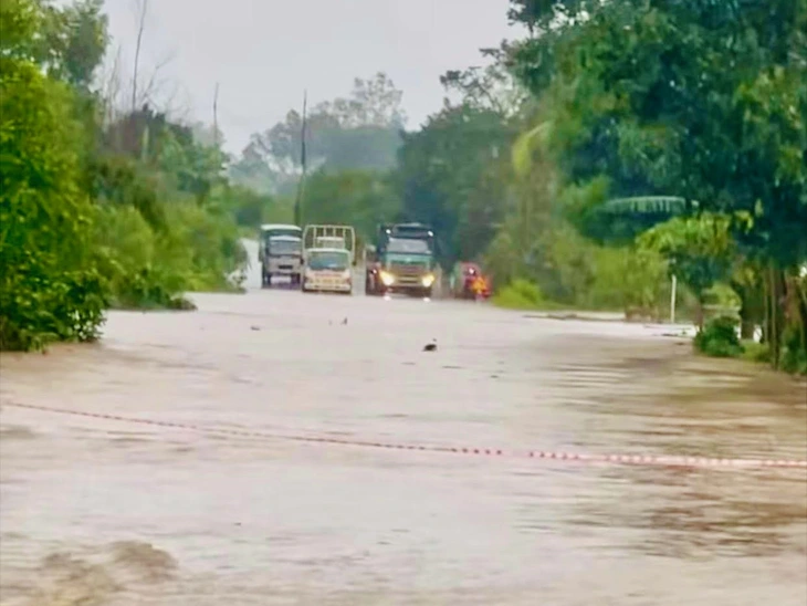 Quốc lộ 29 nối phía đông và phía tây Đắk Lắk ngập nặng, chính quyền sơ tán dân tránh lũ- Ảnh 6. Quốc lộ 29 nối phía đông và phía tây Đắk Lắk ngập nặng, chính quyền sơ tán dân tránh lũ - Ảnh 6.