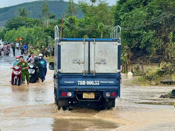 Quốc lộ 29 nối phía đông và phía tây Đắk Lắk ngập nặng, chính quyền sơ tán dân tránh lũ- Ảnh 3. Quốc lộ 29 nối phía đông và phía tây Đắk Lắk ngập nặng, chính quyền sơ tán dân tránh lũ - Ảnh 3.