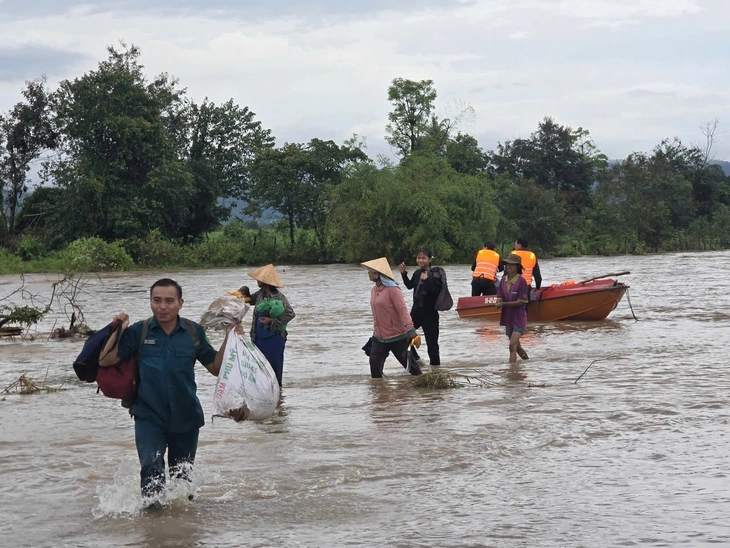 Bộ đội giải cứu 10 người dân đi làm rẫy bị lũ cô lập- Ảnh 1. Bộ đội giải cứu 10 người dân đi làm rẫy bị lũ cô lập- Ảnh 1.