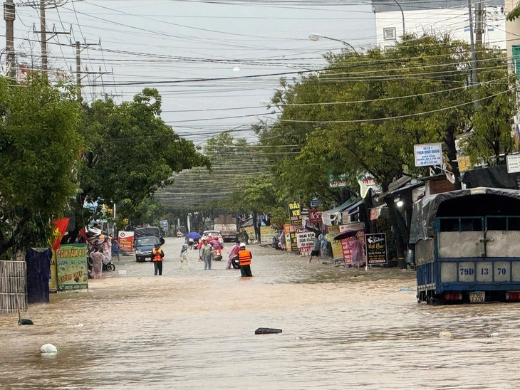 Khánh Hòa cảnh báo lũ khẩn cấp, địa phương tổ chức sơ tán dân vùng xung yếu - Ảnh 5. Khánh Hòa - Ảnh 5.