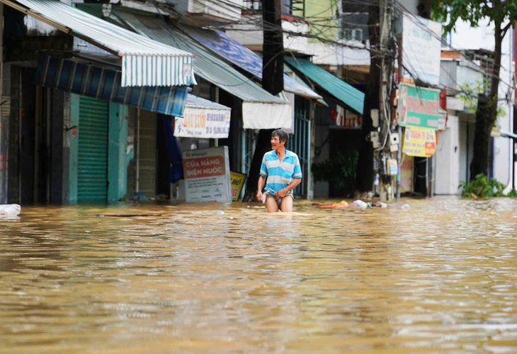 Nhiều hồ chứa ở Khánh Hòa đồng loạt xả lũ, 2 sông lớn lũ đạt đỉnh, trên dưới báo động 3 - Ảnh 3. Nhiều hồ chứa ở Khánh Hòa đồng loạt xả lũ, 2 sông lớn lũ đạt đỉnh, trên dưới báo động 3 - Ảnh 3.