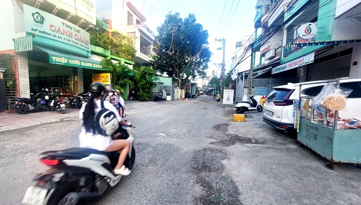 Nha Trang nhiều lần đề nghị tỉnh đầu tư, sửa ‘đường thú nhún’ an toàn cho dân đi- Ảnh 1. Nha Trang nhiều lần đề nghị tỉnh đầu tư, sửa ‘đường thú nhún’ an toàn cho dân đi - Ảnh 1.