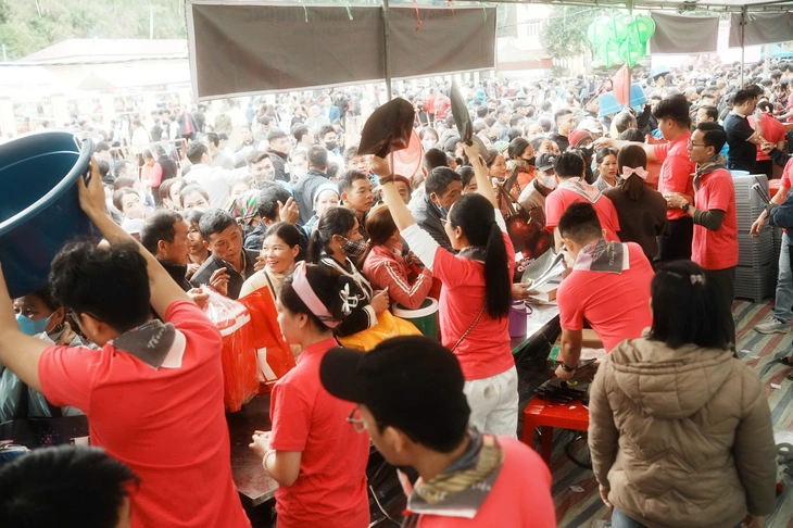 Bác sĩ ở TP.HCM ra Thái Nguyên khám bệnh miễn phí, mở chợ '0 đồng' - Ảnh 9.