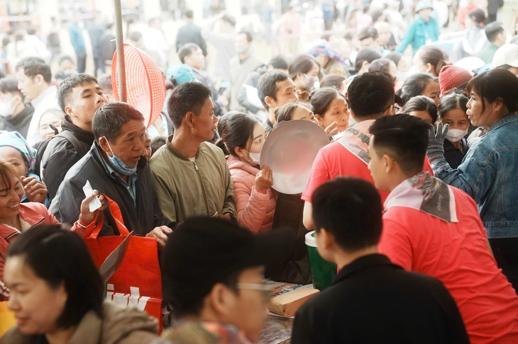 Bác sĩ ở TP.HCM ra Thái Nguyên khám bệnh miễn phí, mở chợ '0 đồng' - Ảnh 5.