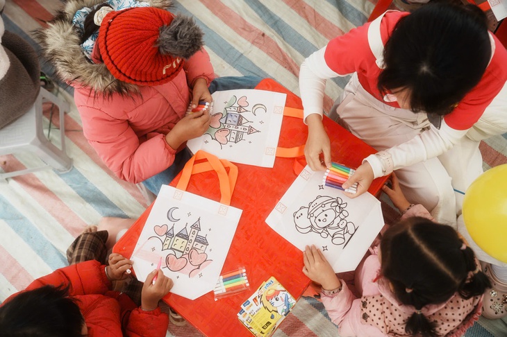 Bác sĩ ở TP.HCM ra Thái Nguyên khám bệnh miễn phí, mở chợ '0 đồng' - Ảnh 8.