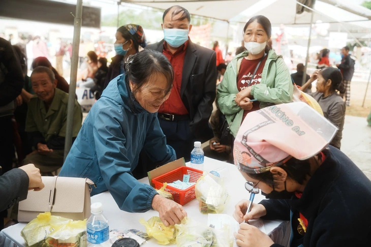 Bác sĩ ở TP.HCM ra Thái Nguyên khám bệnh miễn phí, mở chợ '0 đồng' - Ảnh 6.