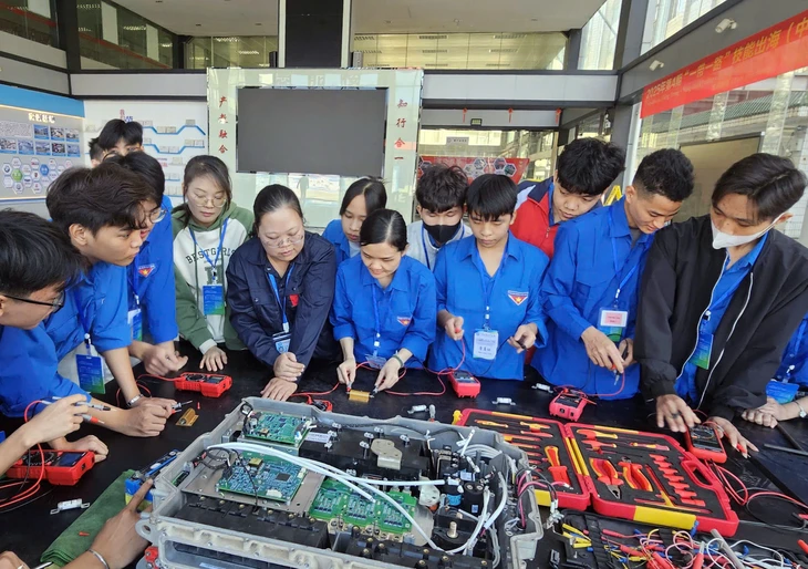 Sinh viên Việt Nam sang Trung Quốc học xe năng lượng mới, UAV- Ảnh 1. xe năng lượng mới - Ảnh 1.