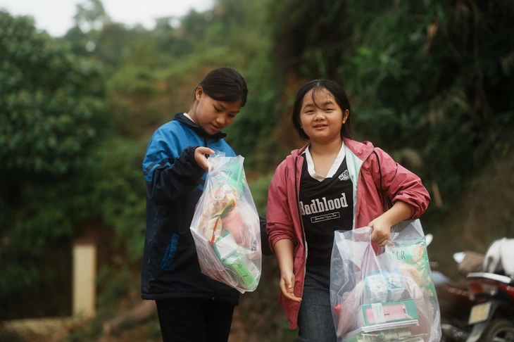 Bác sĩ ở TP.HCM ra Thái Nguyên khám bệnh miễn phí, mở chợ '0 đồng' - Ảnh 2.