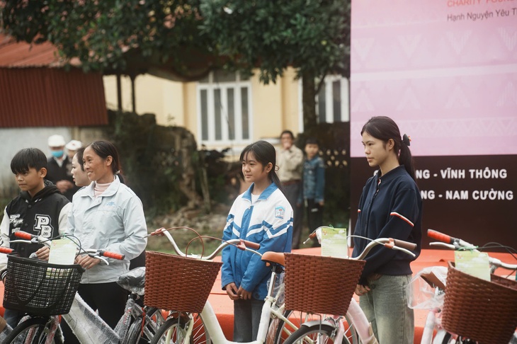 Bác sĩ ở TP.HCM ra Thái Nguyên khám bệnh miễn phí, mở chợ '0 đồng' - Ảnh 7.