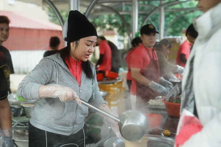 Bác sĩ ở TP.HCM ra Thái Nguyên khám bệnh miễn phí, mở chợ '0 đồng' - Ảnh 3.