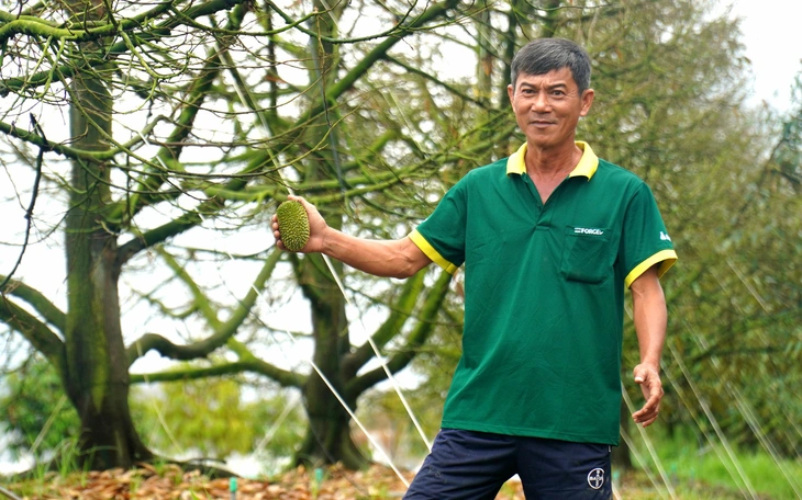 Tài xế xe đầu kéo mở rào chắn, liều mình vượt lũ, cả người lẫn xe bị nước cuốn - Ảnh 4.