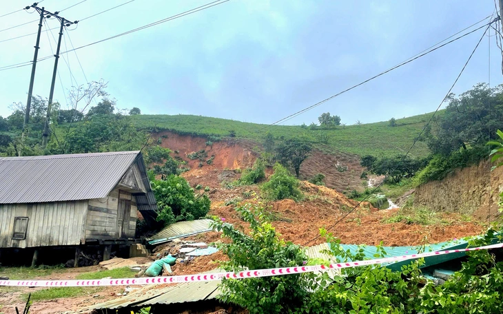 Thuyền máy bị hỏng giữa sông, chủ tịch xã tự chèo thuyền vào bờ - Ảnh 6.