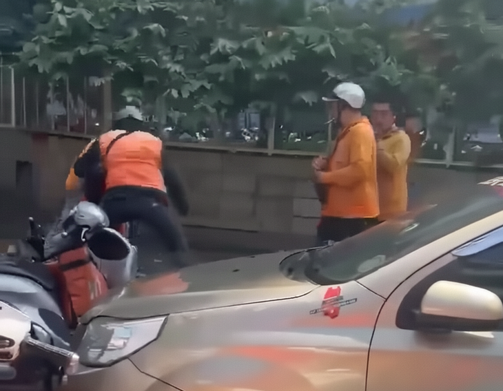 Nhóm shipper ẩu đả, công an mời 8 người làm việc - Ảnh 1.