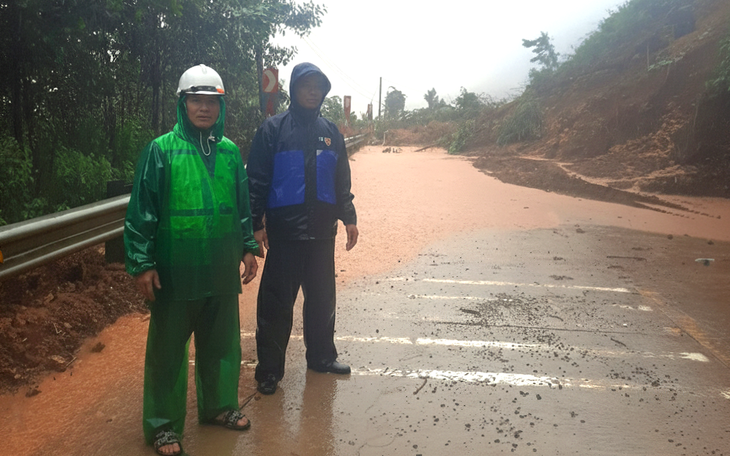 Sạt lở đất vùng đồi núi: Cảnh báo đỏ cho an toàn dân sinh và giao thông - Ảnh 4.