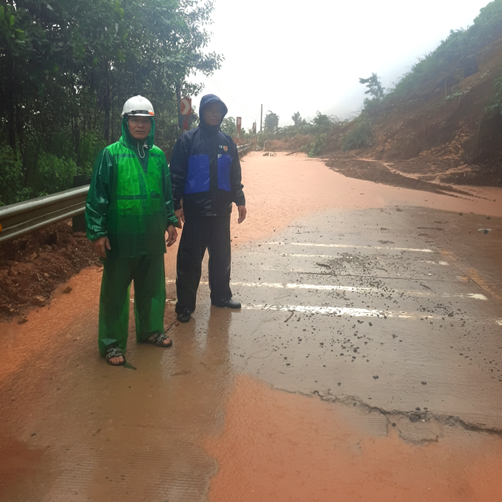 Đường Hồ Chí Minh qua Đà Nẵng tiếp tục bị phong tỏa do sạt lở - Ảnh 1.