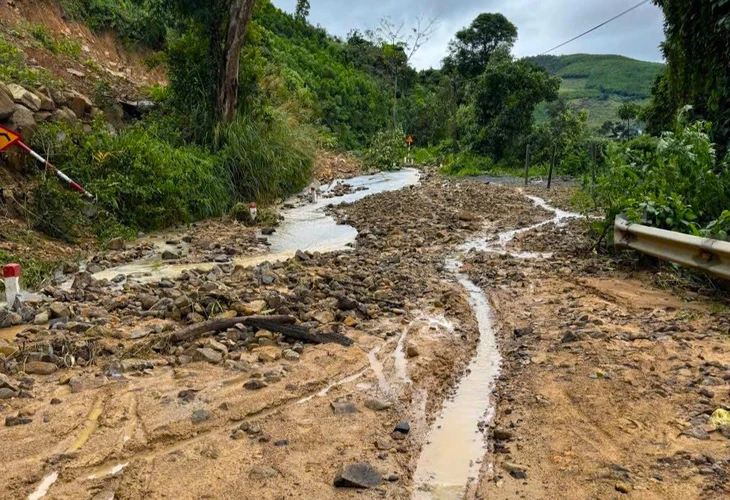 Nạn nhân vụ sạt lở đèo Khánh Sơn kể lại phút giây kinh hoàng giữa lằn ranh sống chết- Ảnh 4. Nạn nhân vụ sạt lở đèo Khánh Sơn kể lại phút giây kinh hoàng giữa lằn ranh sống chết - Ảnh 4.