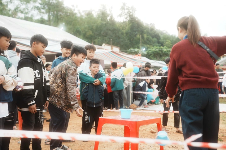 Bác sĩ ở TP.HCM ra Thái Nguyên khám bệnh miễn phí, mở chợ '0 đồng' - Ảnh 10.