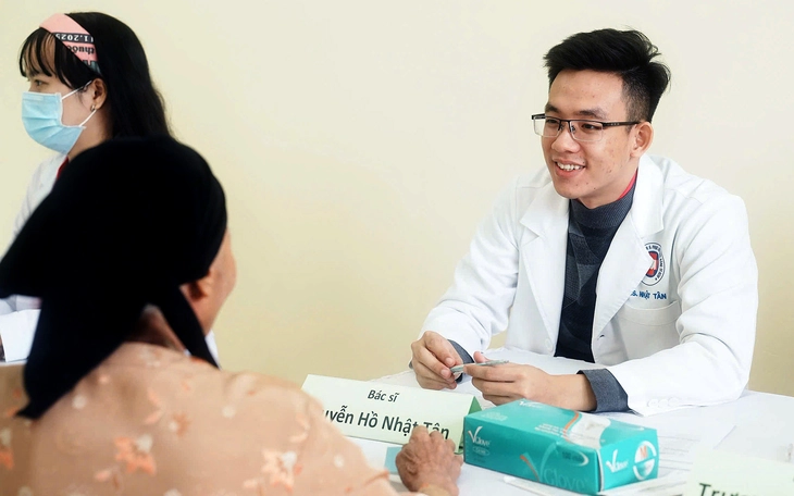 2.000 tỷ hỗ trợ bảo hiểm y tế cho 2,7 triệu người, bạn đọc khen chính sách 'nhân văn, nghĩa tình' - Ảnh 2.