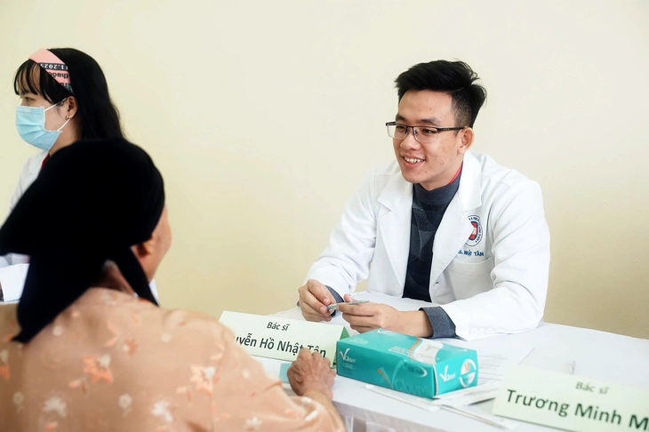 Bác sĩ ở TP.HCM ra Thái Nguyên khám bệnh miễn phí, mở chợ '0 đồng' - Ảnh 1.