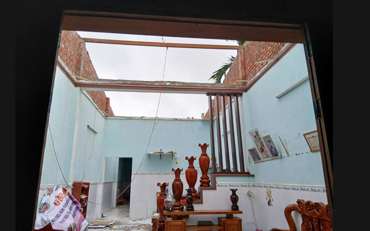 Lốc xoáy ở Đà Nẵng: Chỉ vài chục giây mái nhà bay tứ tung, dân chui xuống bàn bida trốn - Ảnh 2.