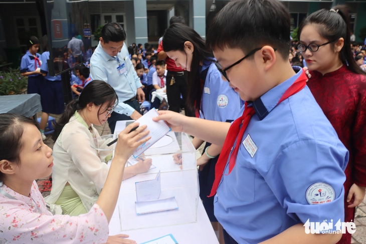 Đọc thư của học sinh tri ân thầy cô trong lễ chào cờ- Ảnh 4. Đọc thư của học sinh tri ân thầy cô trong lễ chào cờ- Ảnh 4.