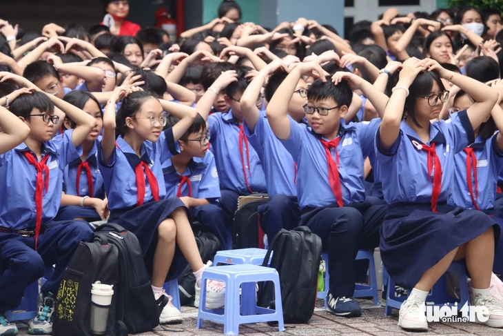 Đọc thư của học sinh tri ân thầy cô trong lễ chào cờ- Ảnh 1. Đọc thư của học sinh tri ân thầy cô trong lễ chào cờ- Ảnh 1.