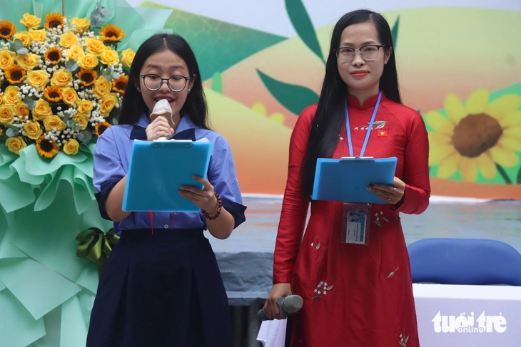 Đọc thư của học sinh tri ân thầy cô trong lễ chào cờ- Ảnh 2. Đọc thư của học sinh tri ân thầy cô trong lễ chào cờ - Ảnh 2.