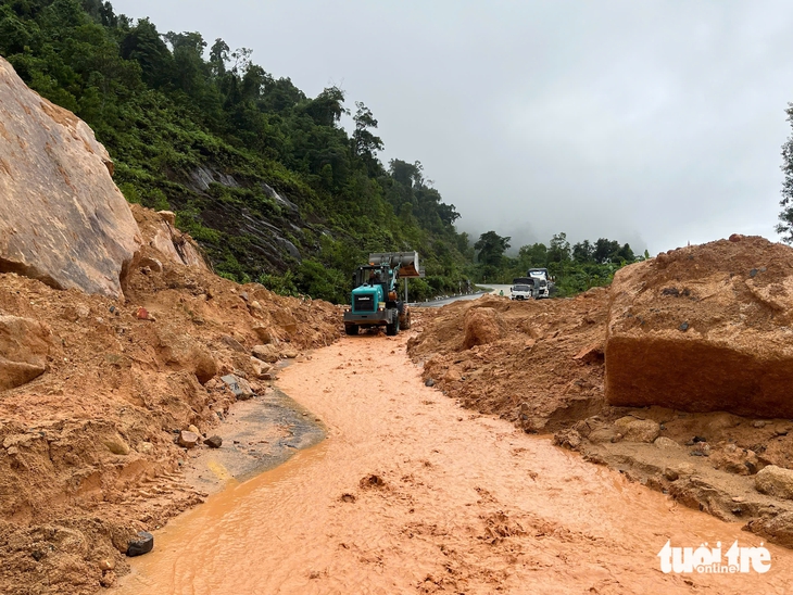Đất đá đèo Khánh Lê đổ trúng xe khách FUTA, bước đầu ghi nhận 6 người tử vong - Ảnh 3.