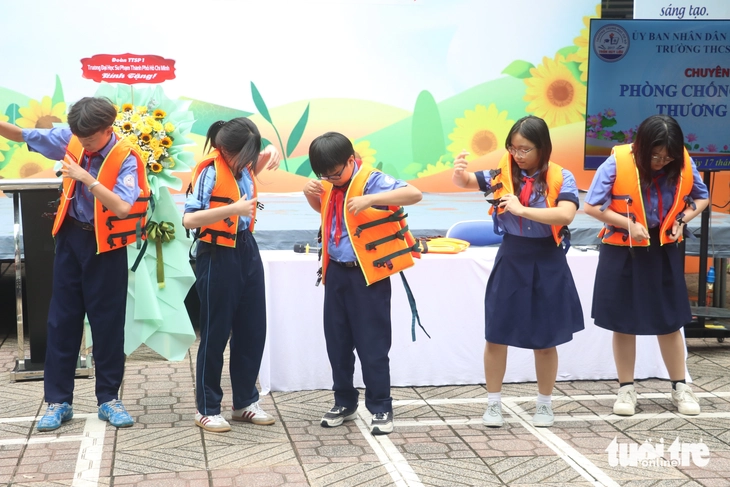 Đọc thư của học sinh tri ân thầy cô trong lễ chào cờ- Ảnh 3. Đọc thư của học sinh tri ân thầy cô trong lễ chào cờ- Ảnh 3.