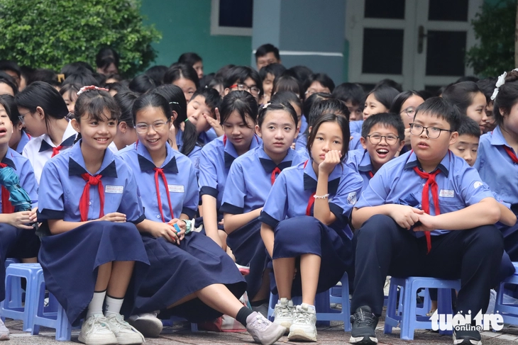 Đọc thư của học sinh tri ân thầy cô trong lễ chào cờ- Ảnh 5. Đọc thư của học sinh tri ân thầy cô trong lễ chào cờ- Ảnh 5.